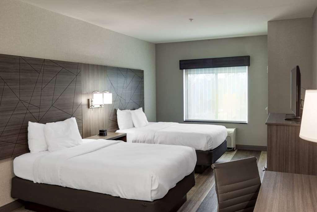 La Quinta By Wyndham Edmond Hotel Room photo